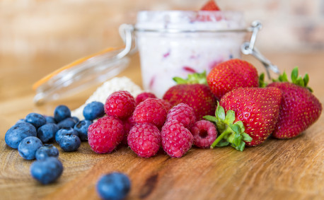 mixed berry overnight oats