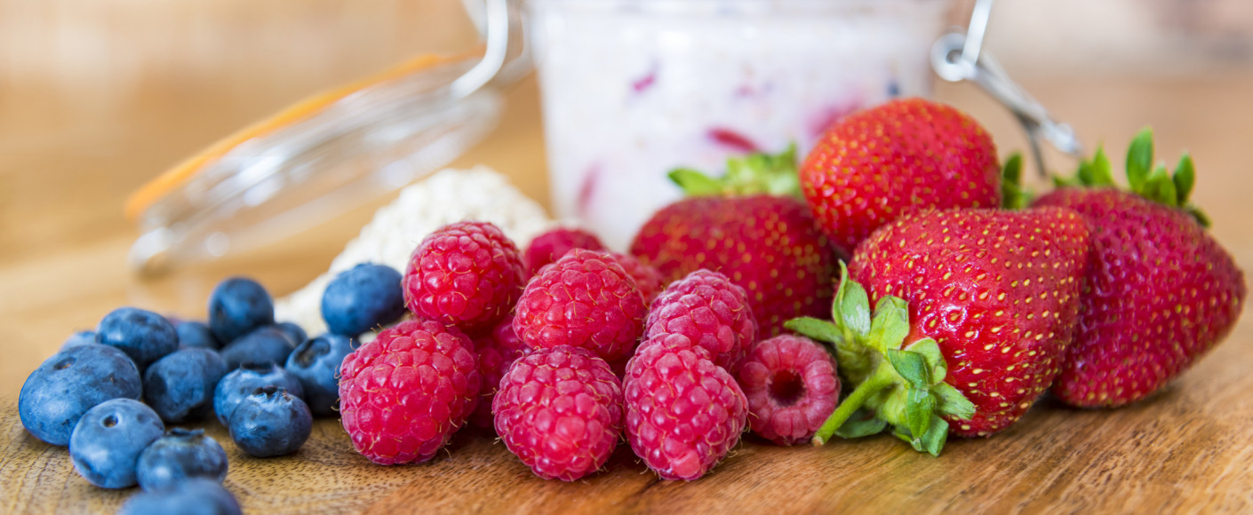 mixed berry overnight oats