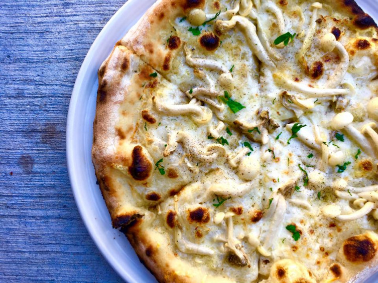 Limestone white mushroom pizza