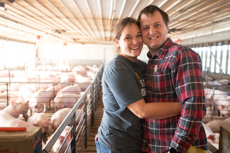 Austin and Kendall Heiniger in pig barn